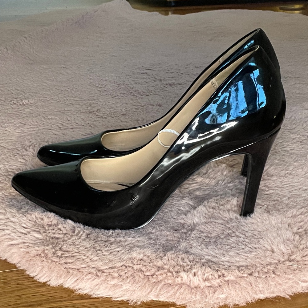 NY&Co. Black patent leather pumps.